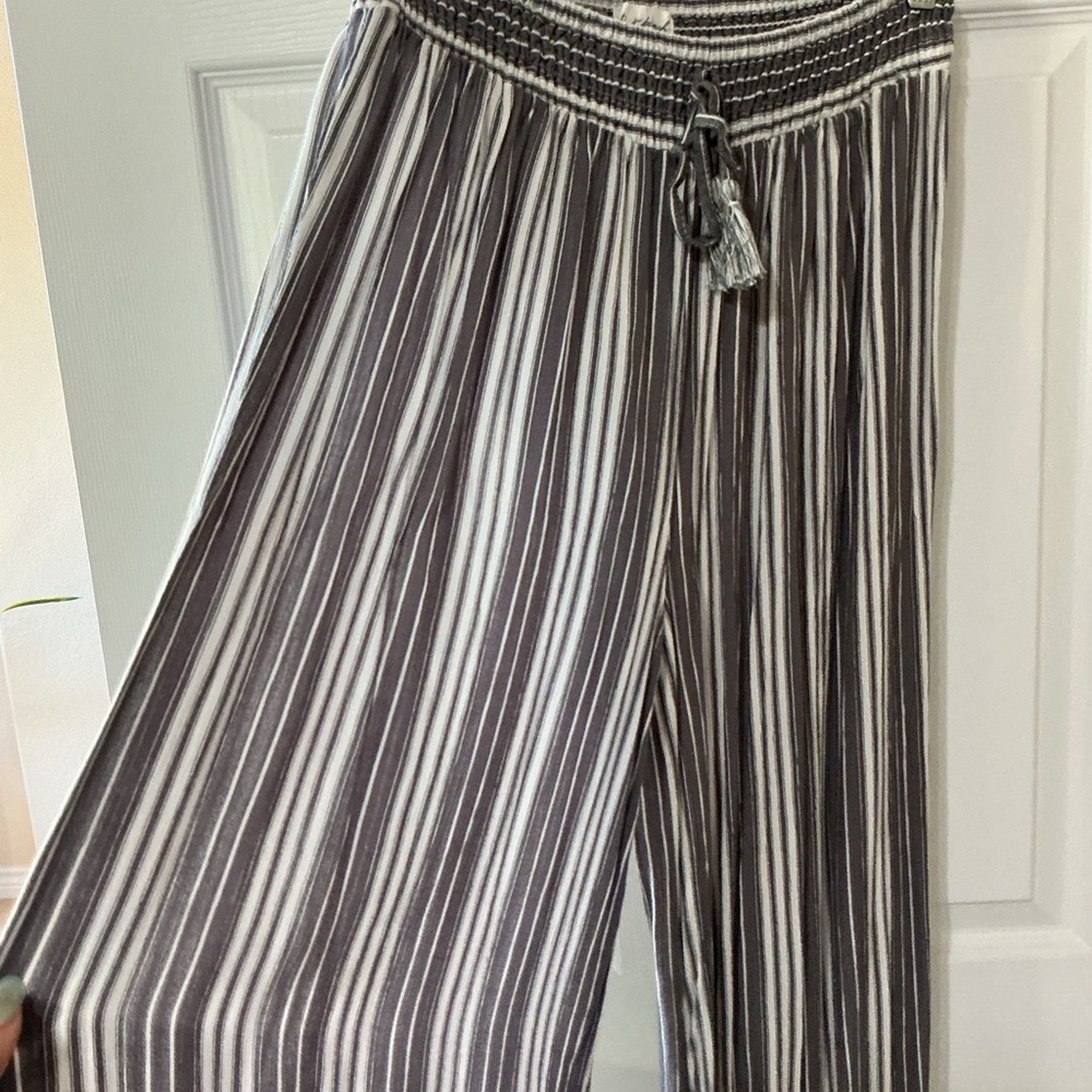 Kiwi & Punch Grey and White Matching Set - Pants and Crop Top - Picture 11 of 12